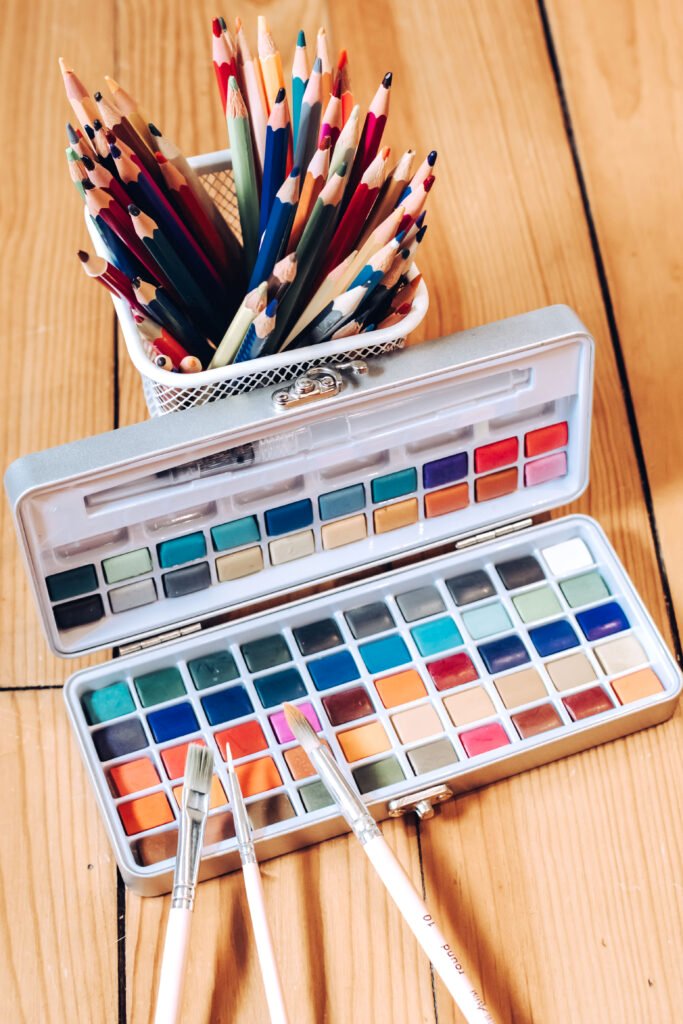 Palette aquarelle et crayons de couleur