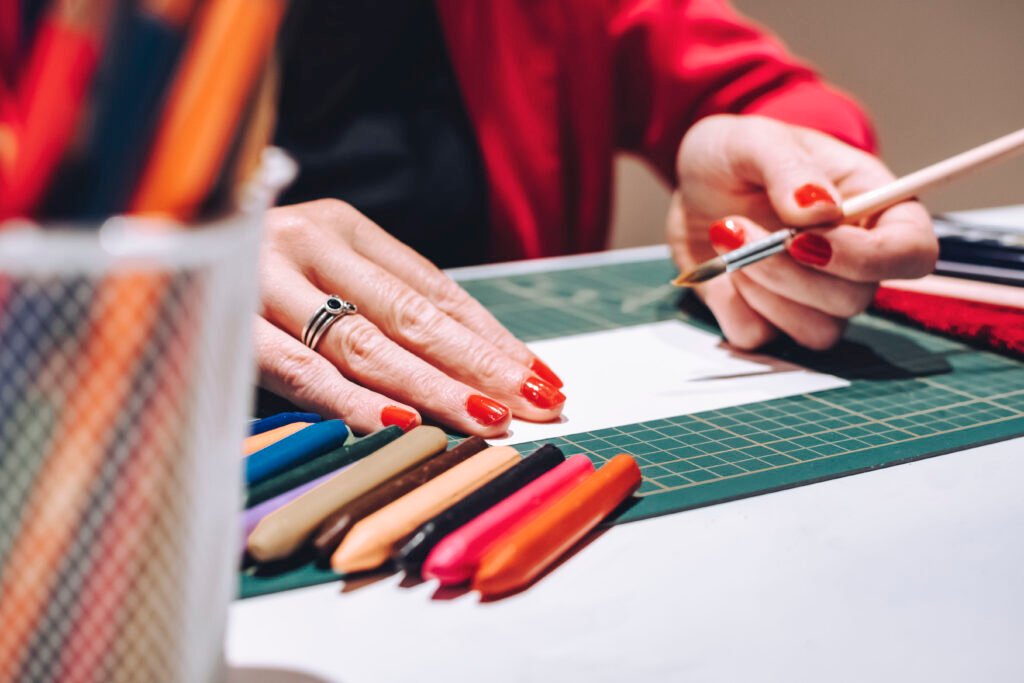 Main qui tient un pinceau